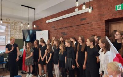 Wspólne śpiewanie pieśni patriotycznych