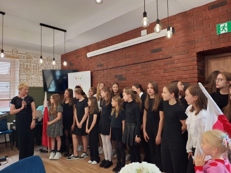Wspólne śpiewanie pieśni patriotycznych