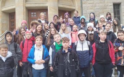 Z szyframi w tle – lekcja w terenie z okazji Dnia Patrona