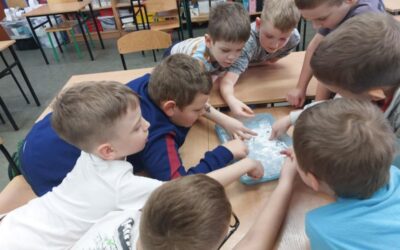 Kolorowy deszcz podczas Kółka Zainteresowań